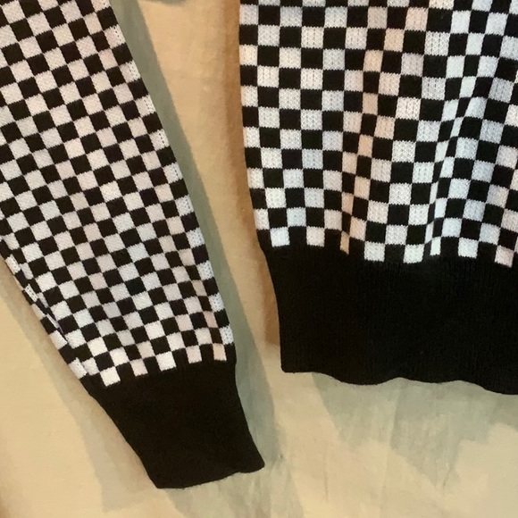 Checkered Black and White Cropped Sweater - Picture 2 of 5